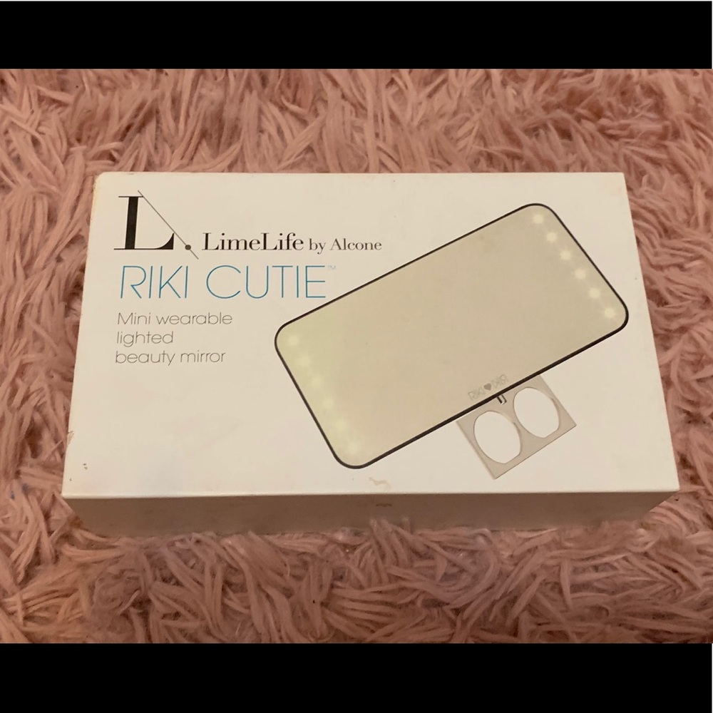 RIKI CUTIE mini wearable lighted beauty mirror.